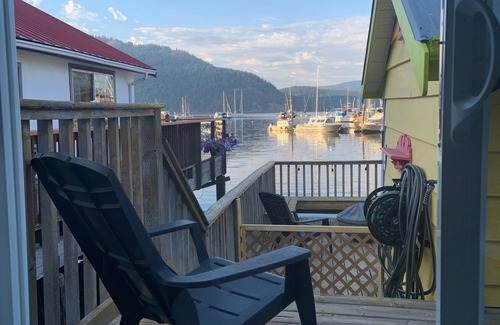 Cowichan Bay Apartment | Welcome To the Ocean Front Cowibbean Guesthouse
