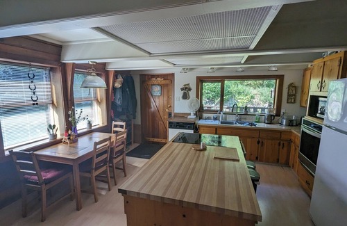 Sicamous Cabin | Welcome to The Taste of The Wilderness Cabin! 3 bedroom, mins away from Marina