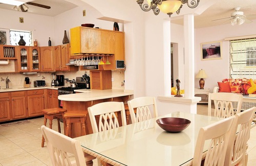 Reeds Bay House | Welcome to the unpretentious and breezy Graceville, steps away from the beach