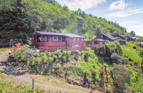 Ølen House | Welcome to this lovely vacation home by Ølensfjord in Hordaland.