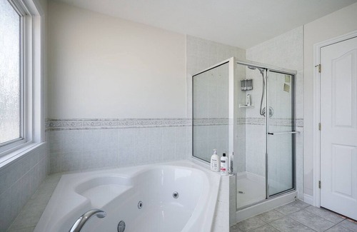 Surrey Newton House | Welcome to this spacious and luxury 4bed 3 bath