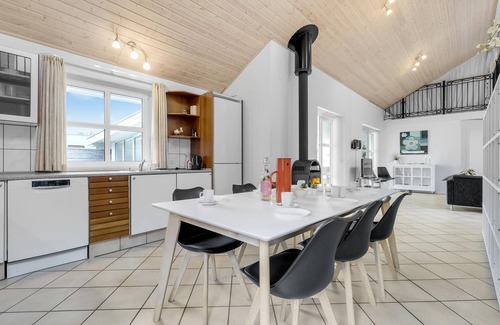 Lystrup House | Welcome to this striking cottage with exciting room distribution and high ceiling.