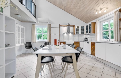 Lystrup House | Welcome to this striking cottage with exciting room distribution and high ceiling.