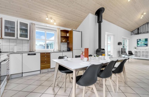 Lystrup House | Welcome to this striking cottage with exciting room distribution and high ceiling.