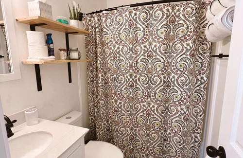Fayetteville House | Welcome to your lively and bold home away from home here in Fayetteville, NC!
