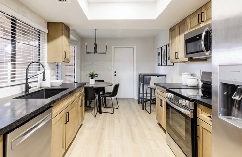 Scottsdale Vista North Townhomes House | Welcome to your modern North Scottsdale escape—3BR, 2BA with 2 king beds and 1 queen. Enjoy a cozy fire pit, fenced yard, BBQ, and community pool, all minutes from TPC Scottsdale, spring training, hiking, dining, and Old Town nightlife.