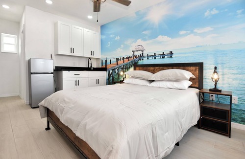 Daytona Beach Shores Hotel | Welcome to your cozy retreat in Daytona Shores, just steps from the Atlantic Ocean. Perfect for solo travelers or couples, this comfy motel studio offers easy beach access and is surrounded by great local restaurants and cafés.