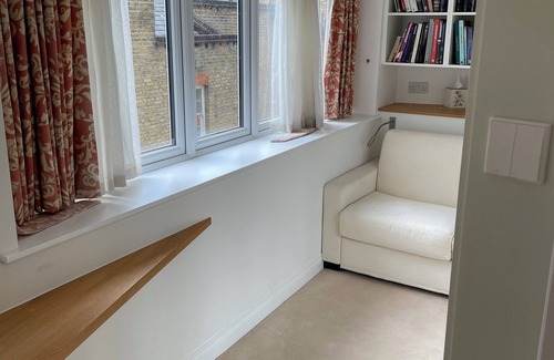 Castle Baynard Apartment | Welcoming 2-bedroom apartment with WiFi in vibrant London