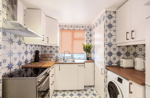 Hoxton West Apartment | Welcoming 2-storey 2BR w/Garden near Angel Street