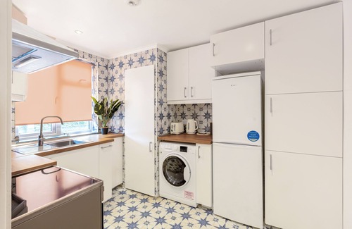 Hoxton West Apartment | Welcoming 2-storey 2BR w/Garden near Angel Street