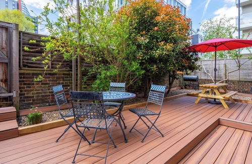 Hoxton West Apartment | Welcoming 2-storey 2BR w/Garden near Angel Street