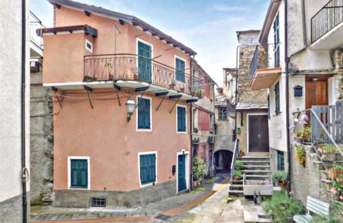 Cosio di Arroscia Apartment | Welcoming and graceful three-room apartment