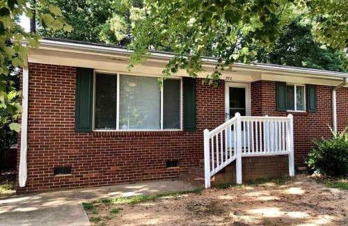 Cary House | *Welcoming Cary Townhome*King Bed*Long Term Stays*