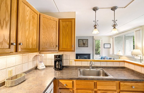 Warren Condo | Welcoming Condo with Shared Pools, Hot Tub - Easy Access to Golf & Slopes