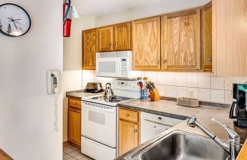 Warren Condo | Welcoming Condo with Shared Pools, Hot Tub - Easy Access to Golf & Slopes