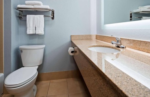 Blaine Hotel | Welcoming & Convenient Stay | Free Breakfast | Great Location