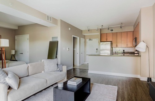 Mount Vernon Square Apartment | Welcoming Mt Vernon Studio w/Gym & Roof Pool, nr Uni, by Blueground