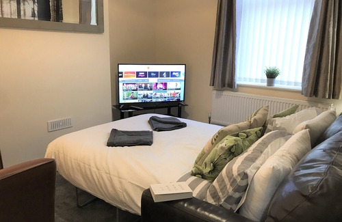 St Helens House | Welcoming Spacious 2-bedroom House in St Helens