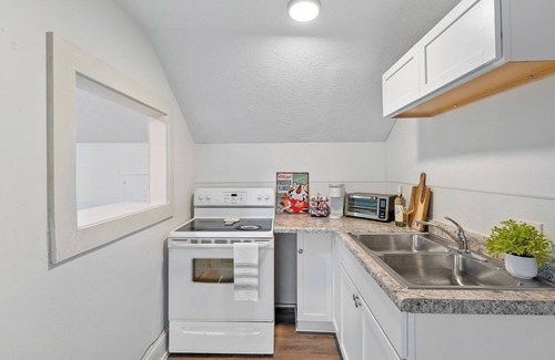 Battle Creek Apartment | Welcoming Studio Apartment Just Steps Away From Historic Downtown Battle Creek