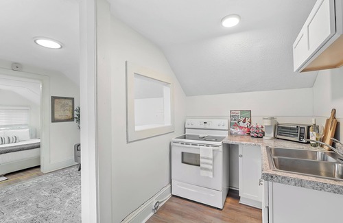 Battle Creek Apartment | Welcoming Studio Apartment Just Steps Away From Historic Downtown Battle Creek