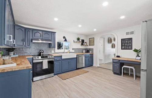 Village of Pewaukee House | Well Appointed Home- Large Patio + Steps to Lake & Summer Activities 😎 🌊