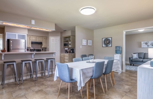 Bullard House | Well Appointed Lake Front Ranch that Sleeps 10