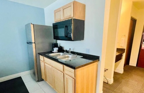 Cuero House | Well-Designed Hotel, 3 Beautiful Units, Pool, Minutes to Yorktown Country Club