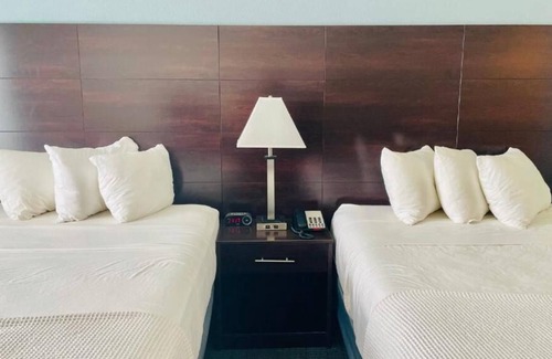 Cuero House | Well-Designed Hotel, 3 Beautiful Units, Pool, Minutes to Yorktown Country Club