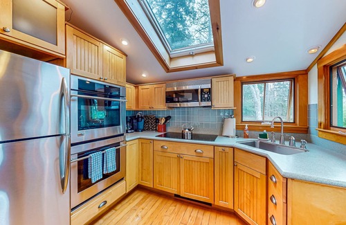 Port Clyde Cottage | Well-equipped cottage with modern touches, WiFi, gas grill, & beautiful views