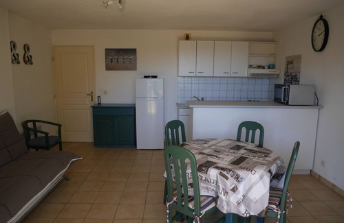 Les Hauts de Canet Apartment | Well-exposed T2 with air-conditioning in the bedroom and close to the municipal swimming pool.