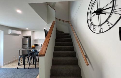 Devonport Apartment | Well located Apt with Loft Bedroom & Aircon