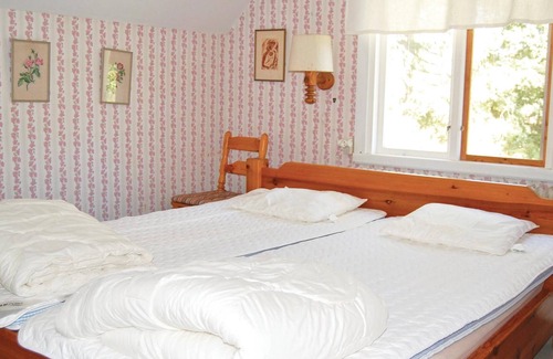 Rockneby House | Well-maintained holiday home with a glass veranda, only 40 metres from the beautiful Kalmarsund and