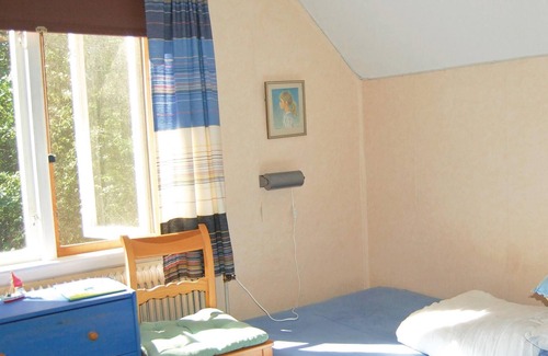 Rockneby House | Well-maintained holiday home with a glass veranda, only 40 metres from the beautiful Kalmarsund and