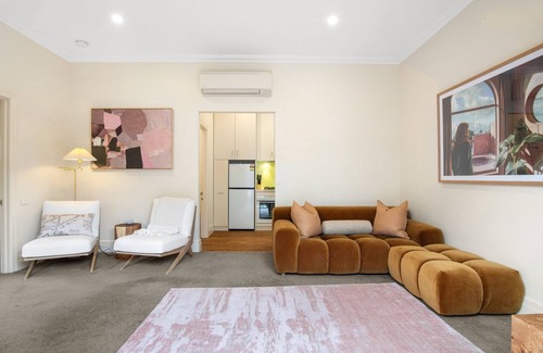 Kew East House | Wellness Escape: 1-Bed Home + Studio & Sauna