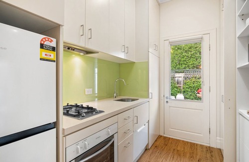 Kew East House | Wellness Escape: 1-Bed Home + Studio & Sauna