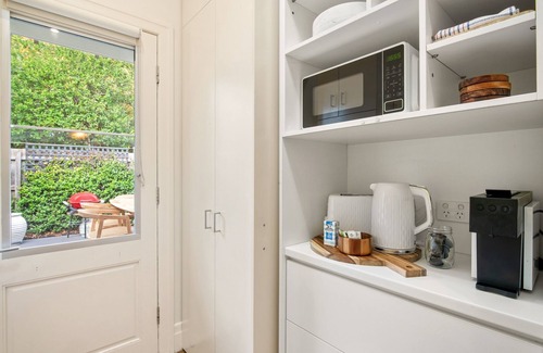 Kew East House | Wellness Escape: 1-Bed Home + Studio & Sauna