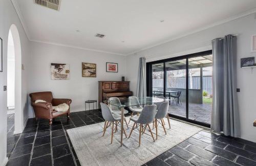 Werribee House | Werribee Breeze - Carefree Stays near River & Dining