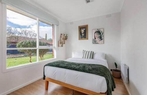 Werribee House | Werribee Breeze - Carefree Stays near River & Dining