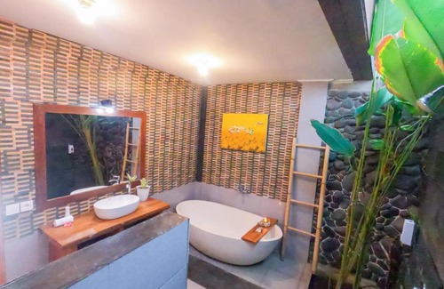 Mendoyo Apartment | West Break One bedroom with Bathtub in Medewi