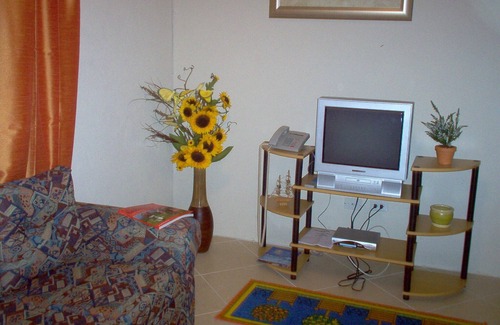 Maynards Apartment | West coast apartment near beach and marina's. Below lovely family house