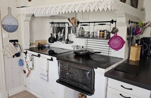 Edshultshall Ski Chalet | West Coast house 50m from the harbor in Edshultshall | SE09108