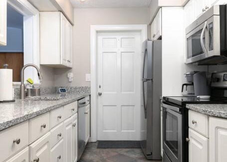 West Elmira House | West Elmira 2/1, Sleeps 6, Washer & Dryer, Wi-FI