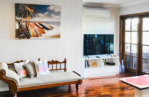 West End House | West End Luxury 4B3B Home w Parking and Home Pod Music System M9