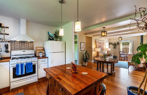 Pacific House | West End Retreat -Remodeled farmhouse, 1/2 mile to river