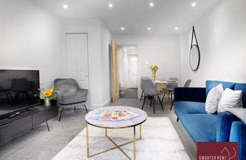 West End Apartment | West End, Woking - 2 Bed House With Parking and Garden