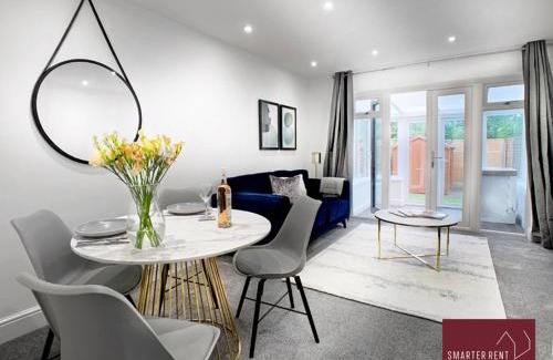 West End Apartment | West End, Woking - 2 Bed House With Parking and Garden