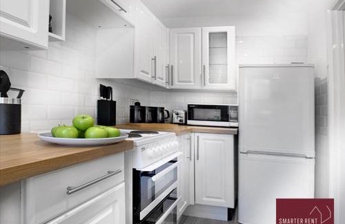West End Apartment | West End, Woking - 2 Bed House With Parking and Garden