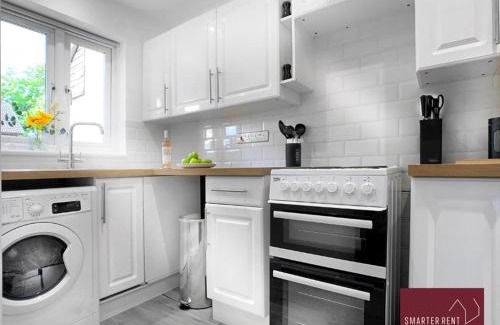 West End Apartment | West End, Woking - 2 Bed House With Parking and Garden