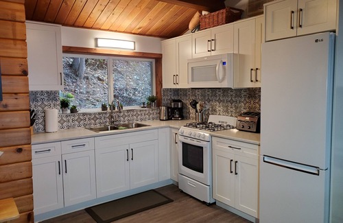 Blind Bay Cottage | West facing Waterfront Cottage w/private beach & buoy & dock access
