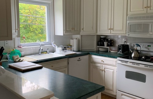 Maple Hill House | West Hartford furn. rm pvt bth. near UHART, CIGNA & dwtn Hartford all hospitals